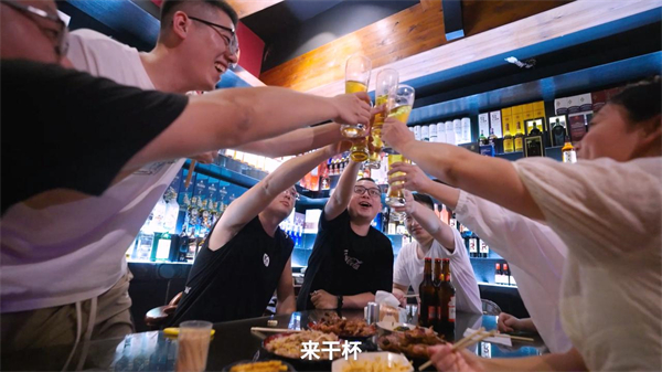 35岁从大厂裸辞返乡,现实版“逆行人生”,小县城的百万赢家!