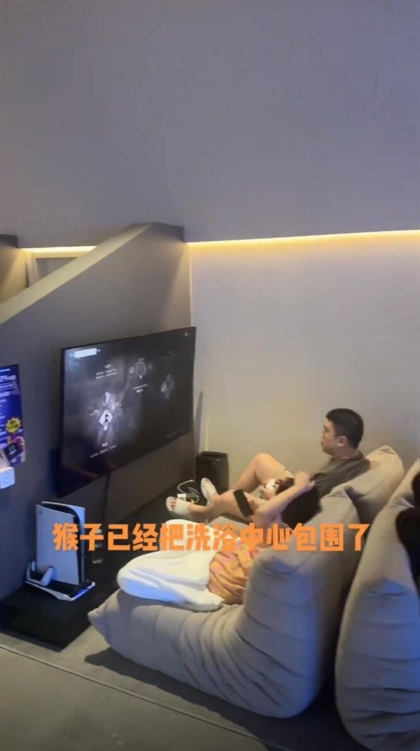 年轻人去洗浴中心打游戏了:玩《黑神话:悟空》要排队